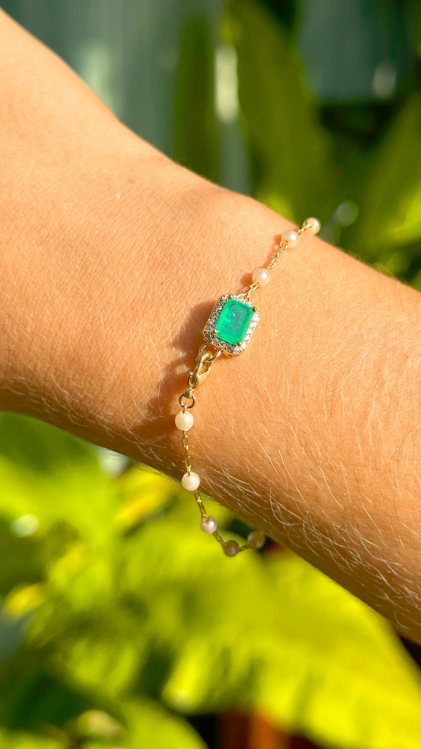 Fusion Emerald Shapes Scapular Bracelet with Colombian Emerald and Korean Pearls, 16cm - 18k Gold Plated