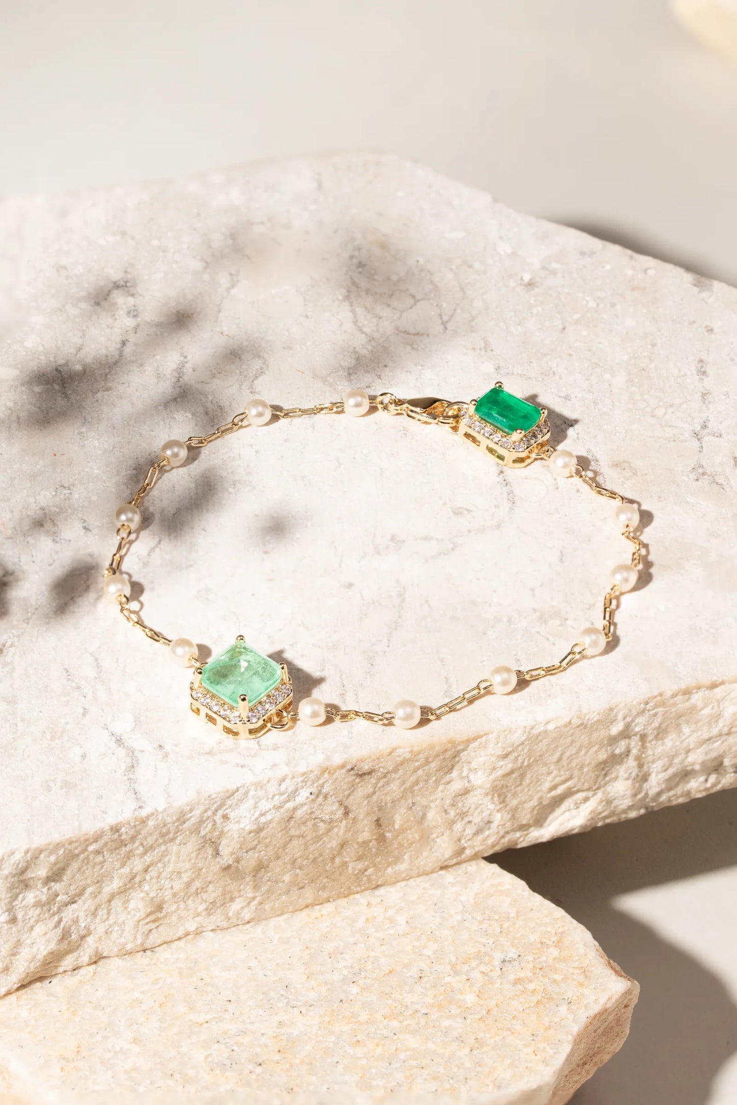 Fusion Emerald Shapes Scapular Bracelet with Colombian Emerald and Korean Pearls, 16cm - 18k Gold Plated