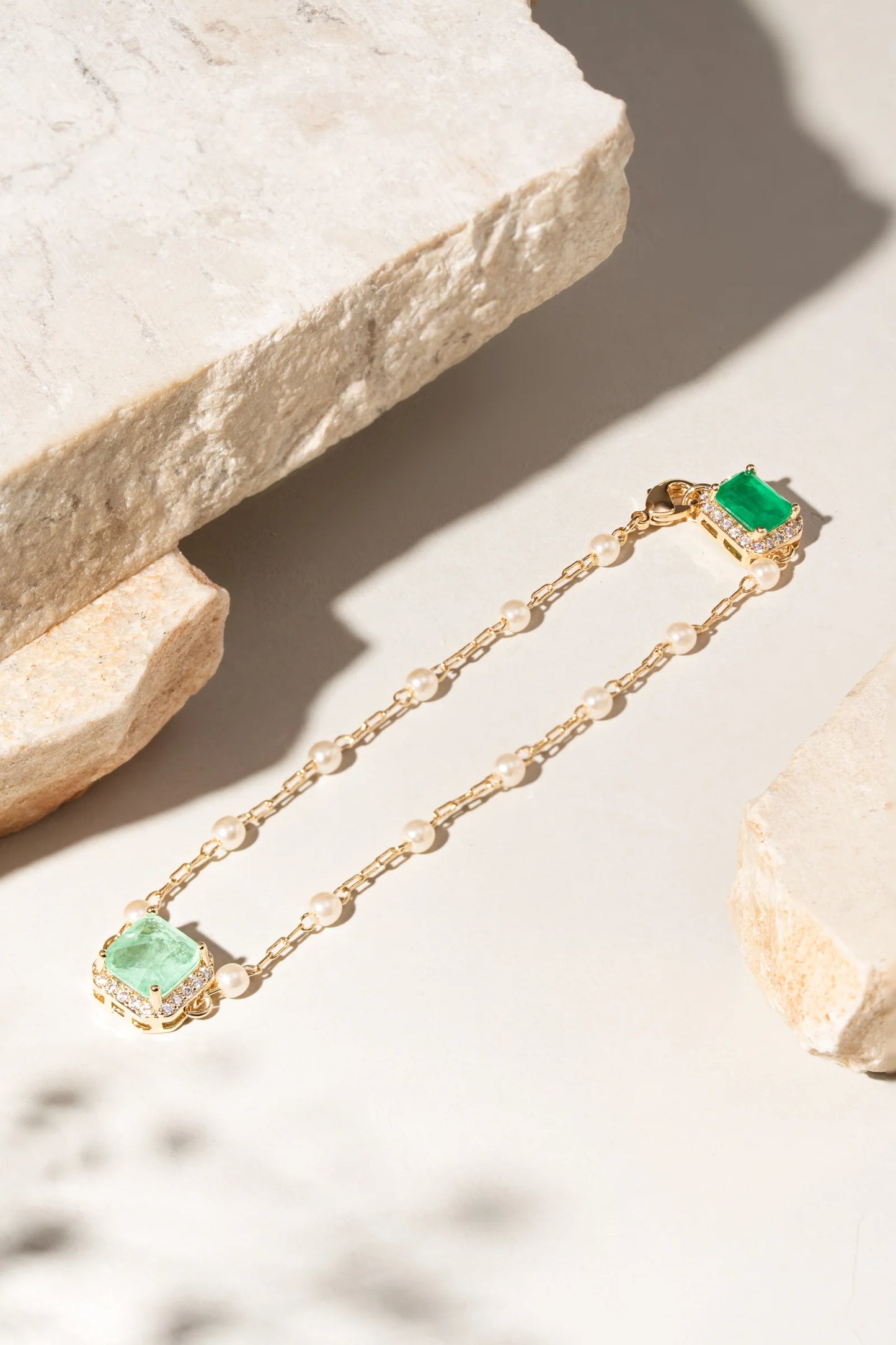 Fusion Emerald Shapes Scapular Bracelet with Colombian Emerald and Korean Pearls, 16cm - 18k Gold Plated